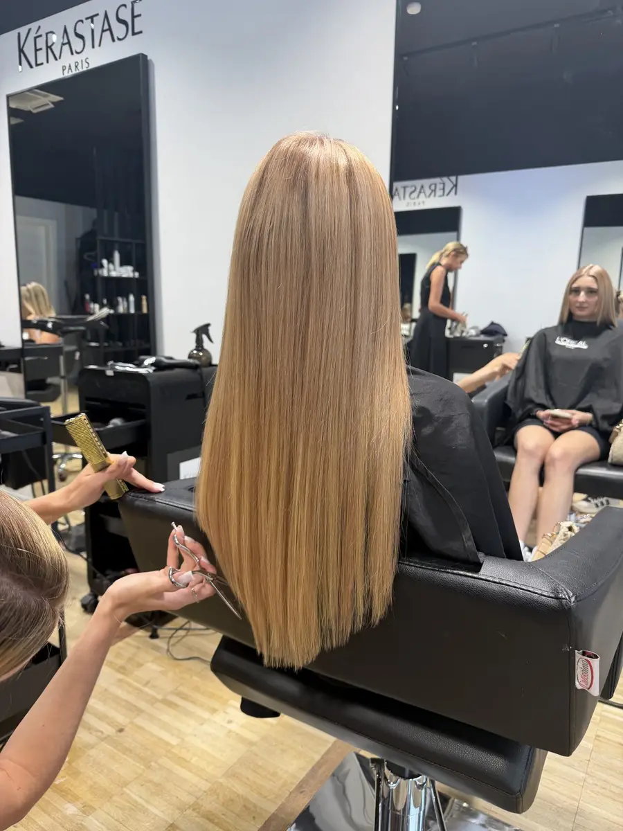 Extensions und Haarverlängerung im Salon – glattes, langes Haar am Behandlungsplatz
